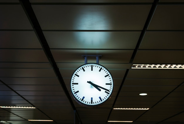 Reloj en una estación de tren