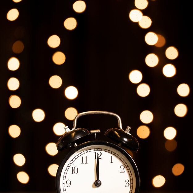Reloj con luces doradas en noche de año nuevo