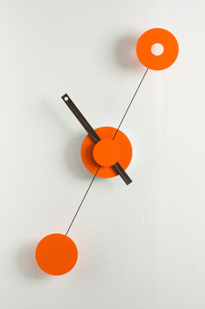 Reloj moderno en una pared