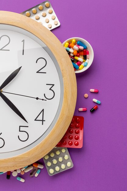 Reloj de primer plano con pastillas tabletas