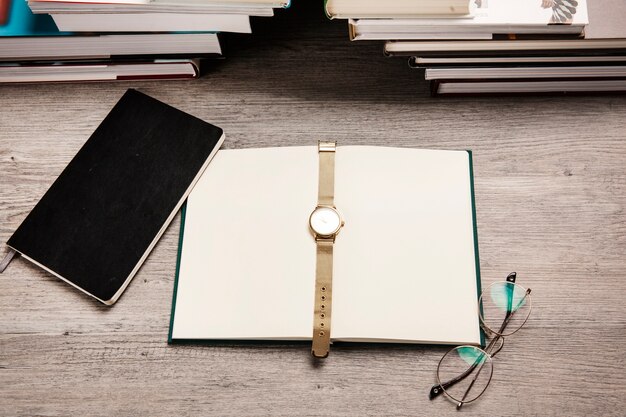 Foto gratuita reloj de pulsera en libro abierto