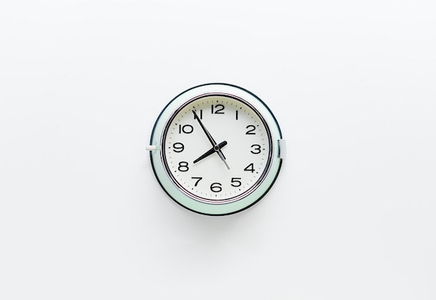 Reloj de reloj redondo sobre fondo blanco