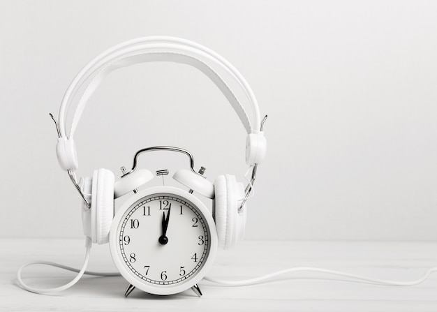 Reloj vintage escuchando música a través de auriculares
