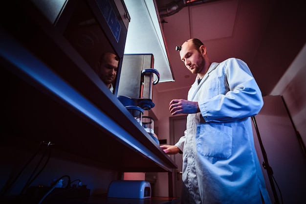 Foto gratuita el relojero enfocado está trabajando con autoclave en su propio estudio.