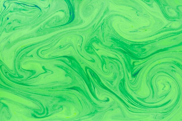 Remolinos en líquido con pintura verde.