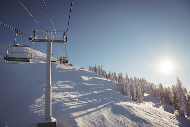 Foto gratuita remonte vacío en la estación de esquí
