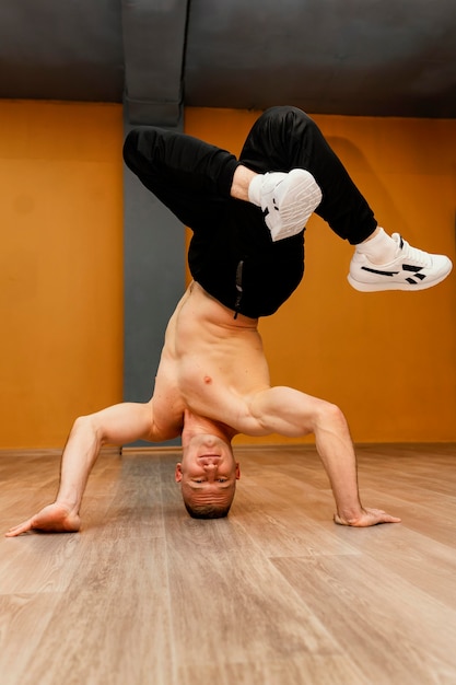 Rendimiento de breakdance masculino