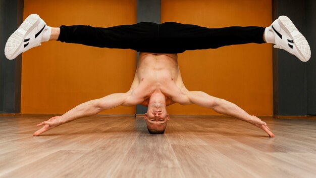 Foto gratuita rendimiento de breakdance masculino