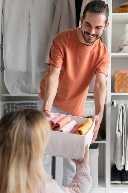 Foto gratuita renovación de vestuario para el invierno