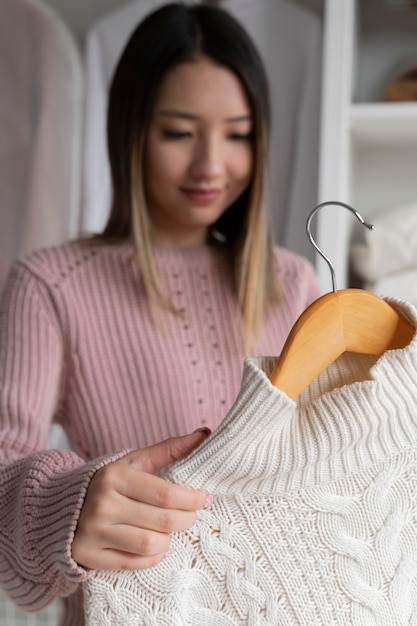 Foto gratuita renovación de vestuario para el invierno