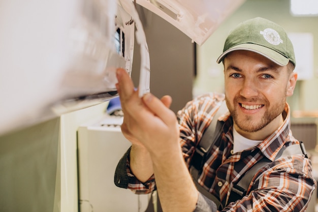 Reparador haciendo servicio de aire acondicionado