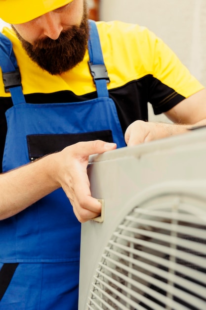 Foto gratuita el reparador instalando el condensador de cerca