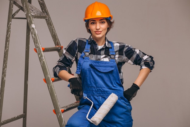 Reparador de mujer con escalera en un uniforme aislado