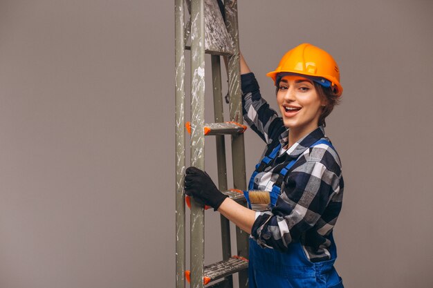 Reparador de mujer con escalera en un uniforme aislado