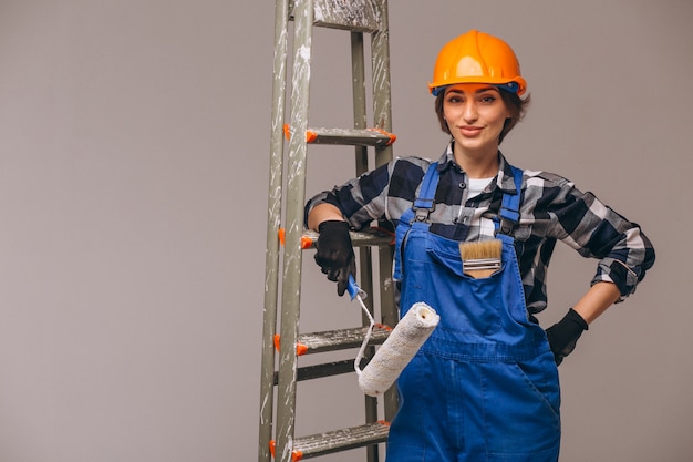 Reparador de mujer con escalera en un uniforme aislado