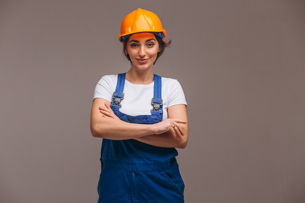 Reparador de mujer con rodillo de pintura aislado