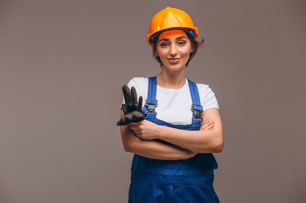 Reparador de mujer con rodillo de pintura aislado