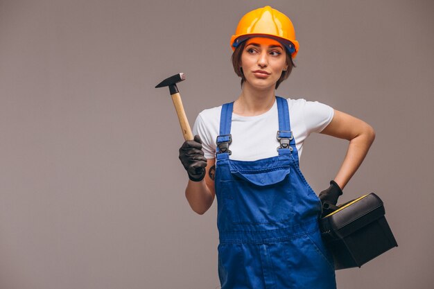 Reparador de mujer con rodillo de pintura aislado