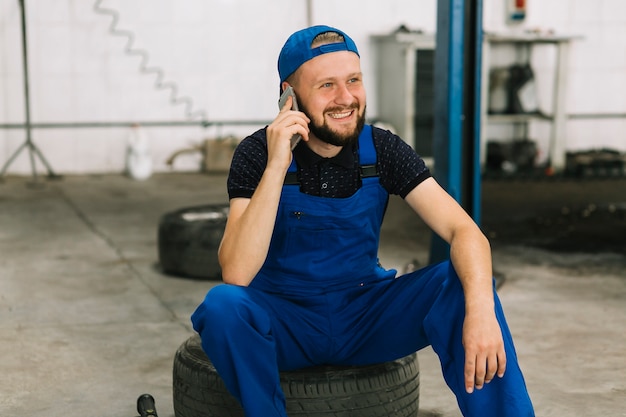 Foto gratuita reparadores hablando por teléfono en el taller