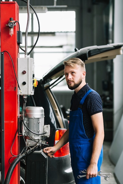 Foto gratuita reparadores que revisan el auto con equipo especial