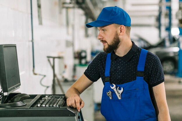 Reparadores que trabajan con la computadora