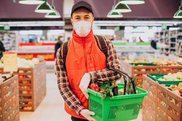 Foto gratuita repartidor de alimentos comprando productos en la tienda de comestibles