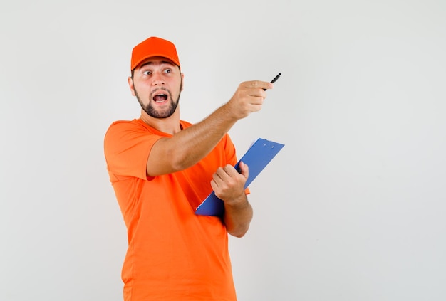 Repartidor apuntando hacia afuera mientras sostiene el portapapeles en camiseta naranja, vista frontal de la tapa.