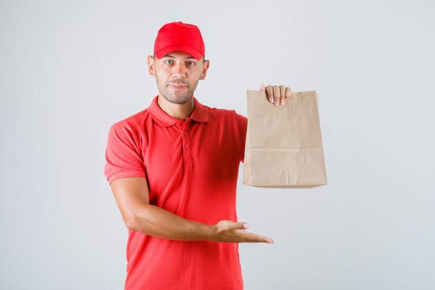 Repartidor con bolsa de papel en uniforme rojo