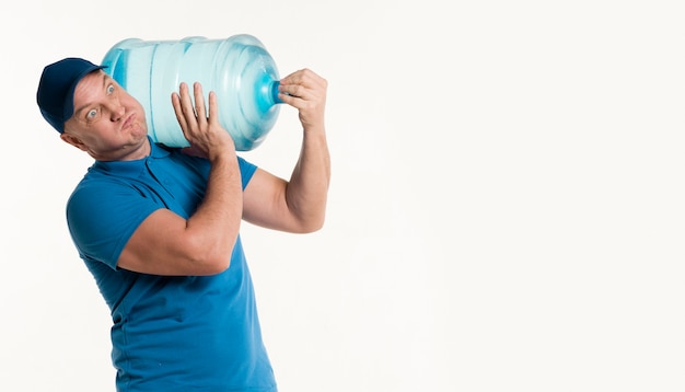 Repartidor con botella de agua pesada