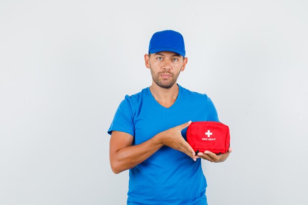 Repartidor con botiquín de primeros auxilios en camiseta azul