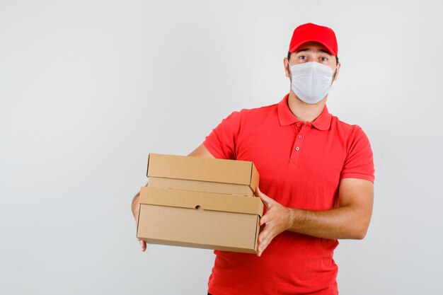 Repartidor con cajas de cartón en camiseta roja