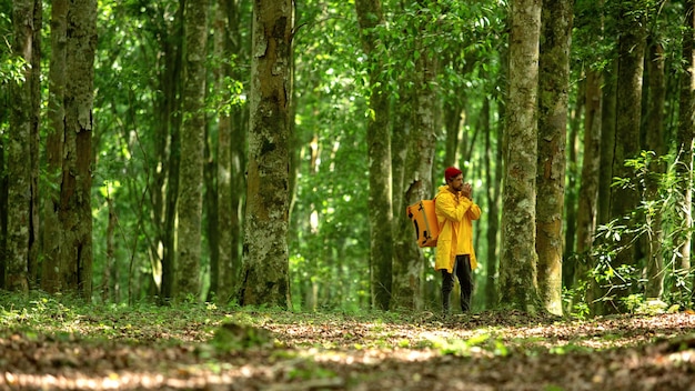 El repartidor de comida corre por el bosque.