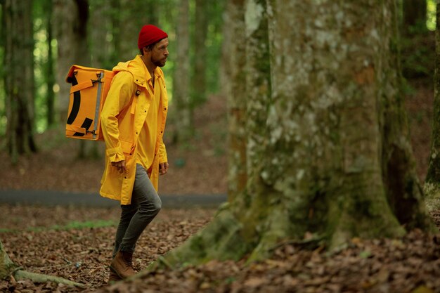 El repartidor de comida corre por el bosque.