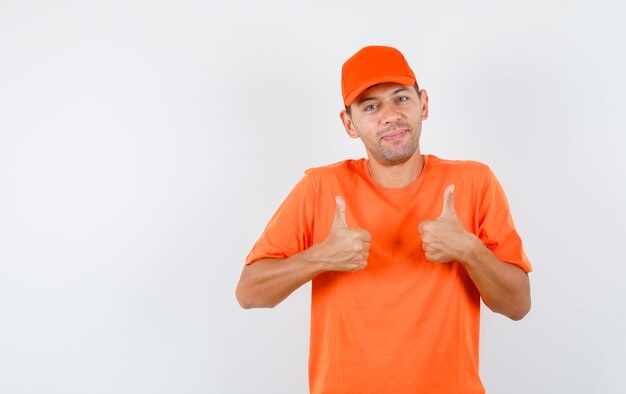 Repartidor mostrando los pulgares para arriba en camiseta naranja y gorra y mirando alegre