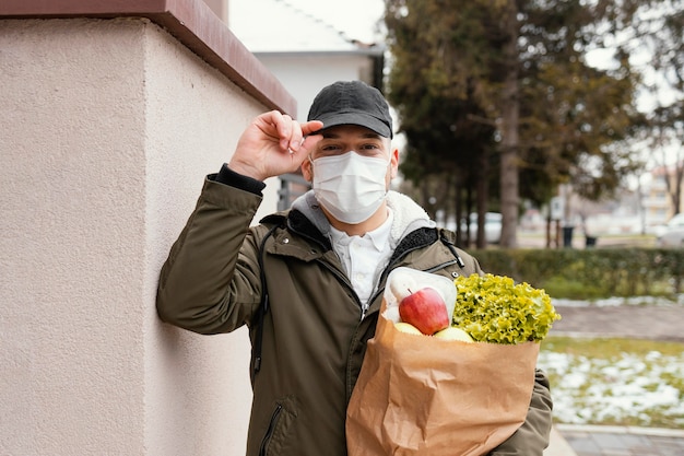 Repartidor con paquete de comida