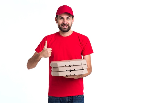 Foto gratuita repartidor de pizza con cajas y pulgares arriba copia espacio