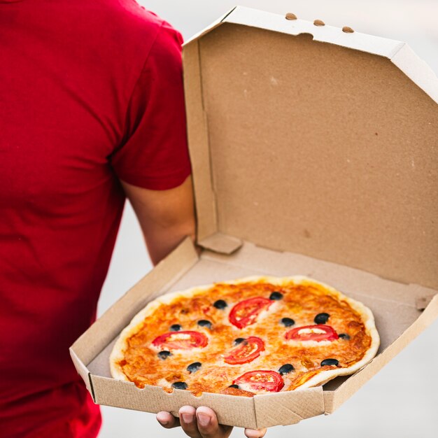 Repartidor de primer plano con caja de pizza