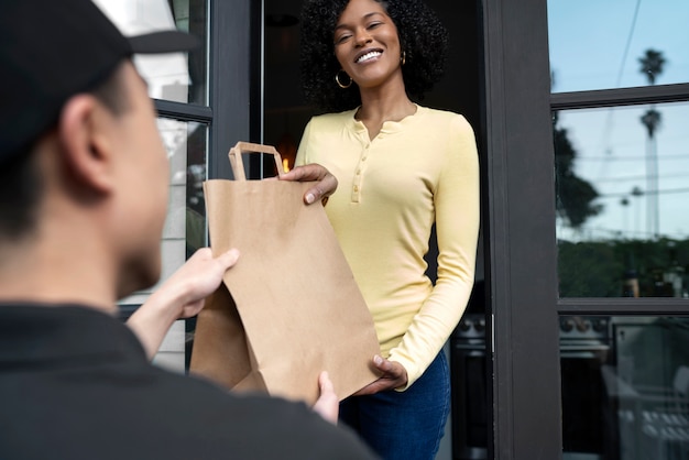 Repartidor sacando el paquete para su entrega