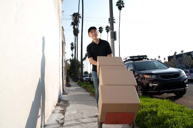 Repartidor sacando el paquete para su entrega