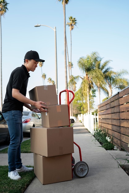 Repartidor sacando el paquete para su entrega