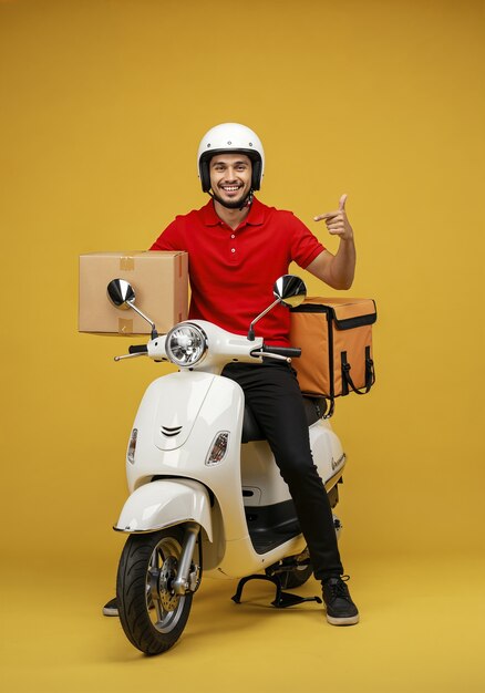El repartidor en un scooter con un paquete