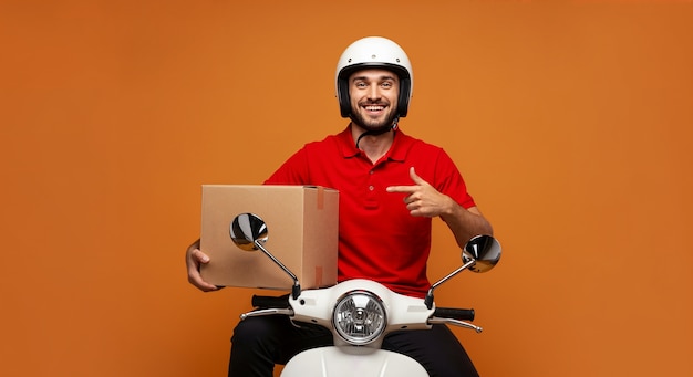 El repartidor en scooter con el paquete