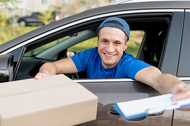 Repartidor sonriente con caja