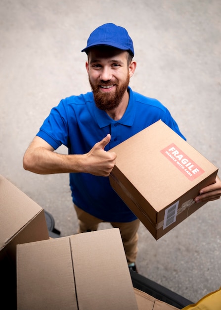 Foto gratuita repartidor de tiro completo con cajas