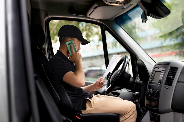 Repartidor de tiro medio en coche