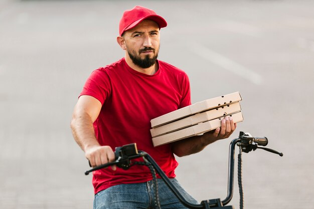 Repartidor de tiro medio con pizza