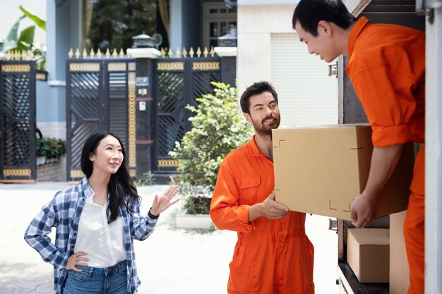 Repartidores descargando caja para cliente.