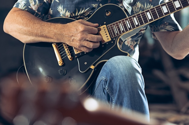 Repetición de banda de rock. Guitarrista eléctrico y baterista detrás de la batería.