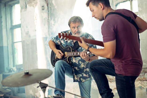 Repetición de banda de rock. Guitarristas eléctricos