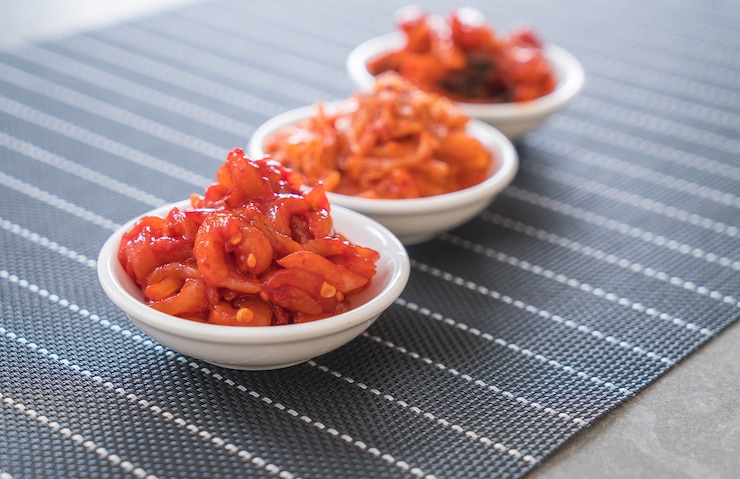 Foto gratuito repollo chino, calamares y rábano kimchi